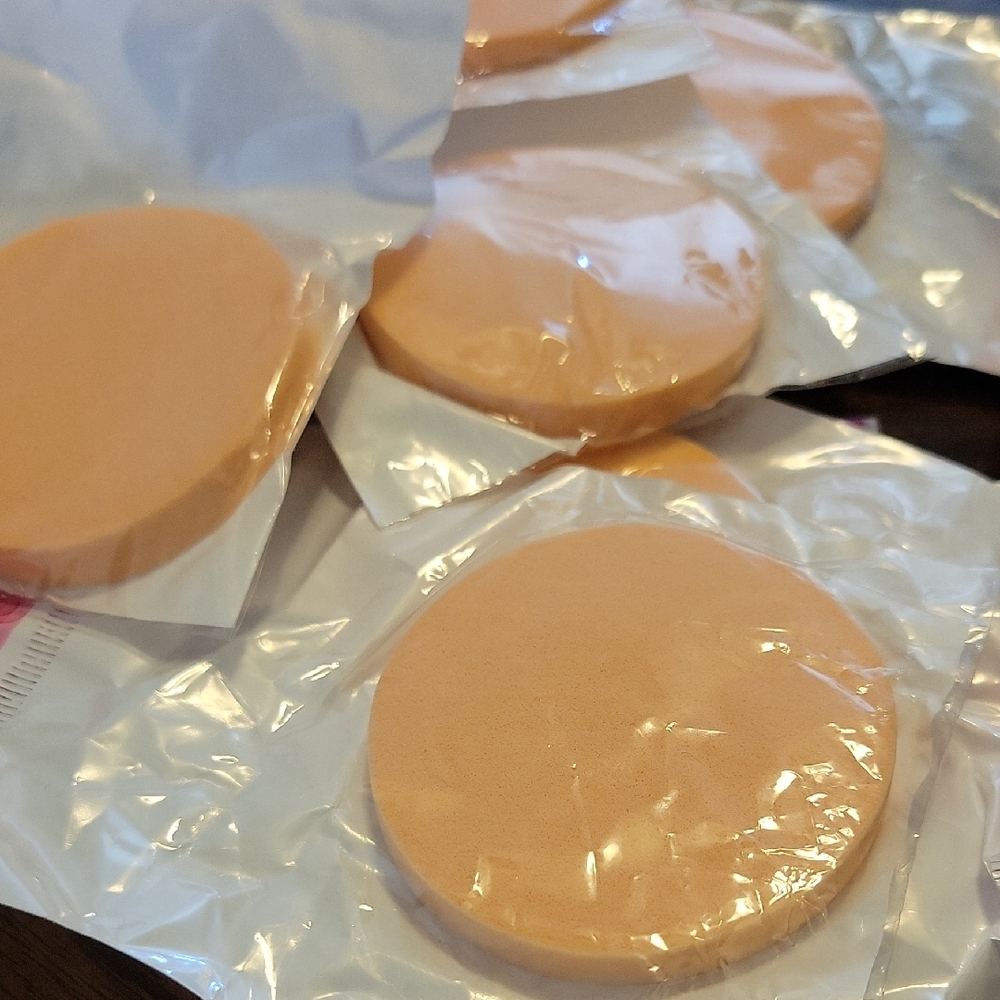 18 Round Makeup Sponge - Picture 2 of 2